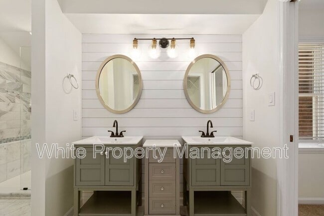 Building Photo - 9123 Kings Canyon Dr