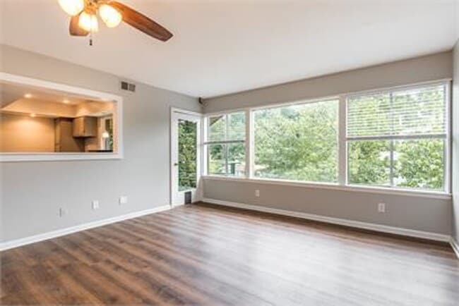 Building Photo - 2 bed 1.5 Bath Apartment, with Community Pool
