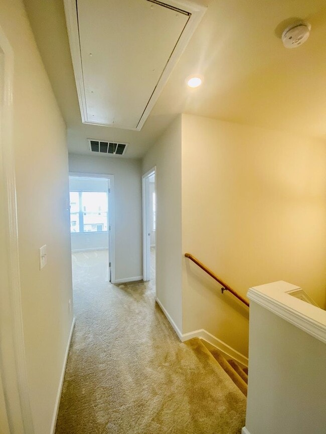Building Photo - Stylish 3 Bed Townhouse with Granite Countertops and Hardwood Floors in Charlotte!