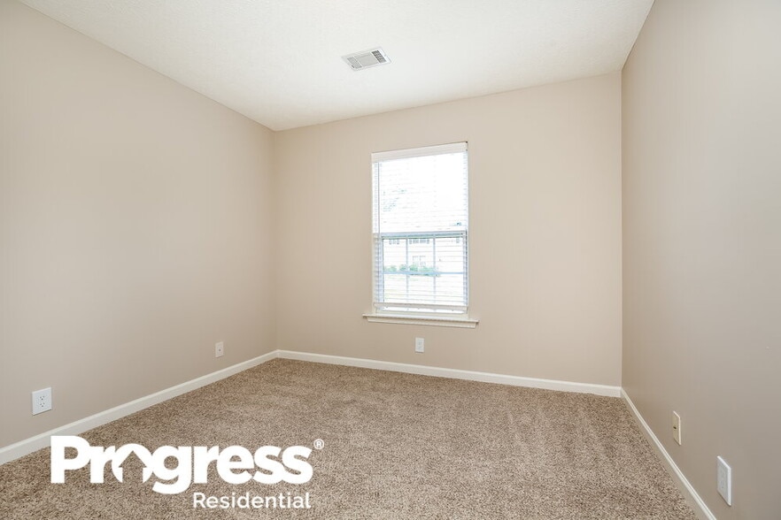 Building Photo - 106 Lyndhurst Dr