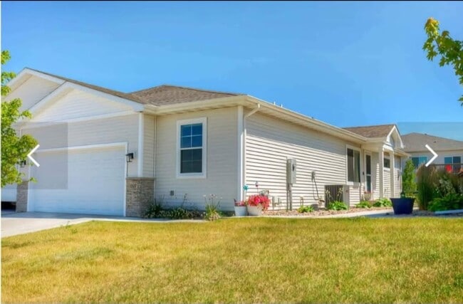 Building Photo - 1500 Primrose Dr SE