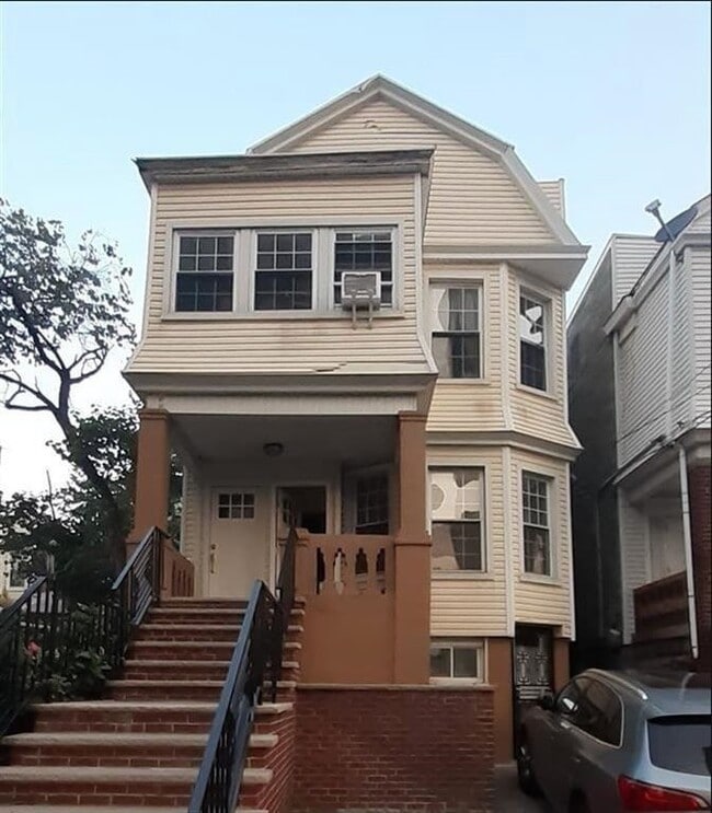 Building Photo - 13 Baldwin Ave