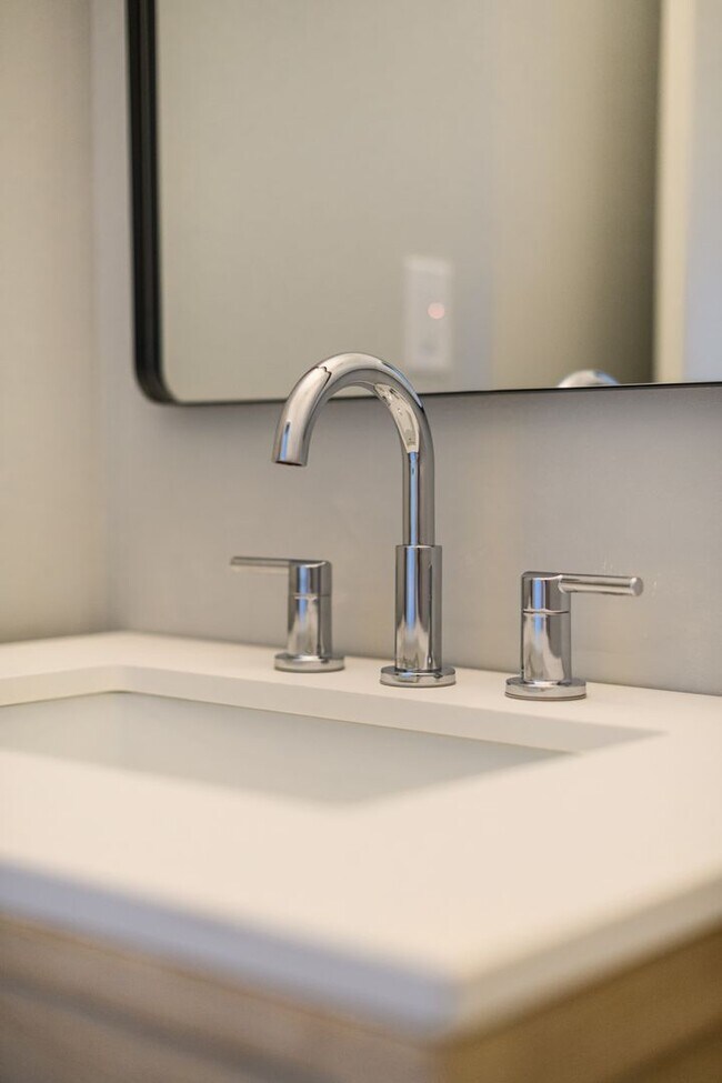 Building Photo - 5 bedroom / 2.5 bathroom Home for Rent in Valparaiso