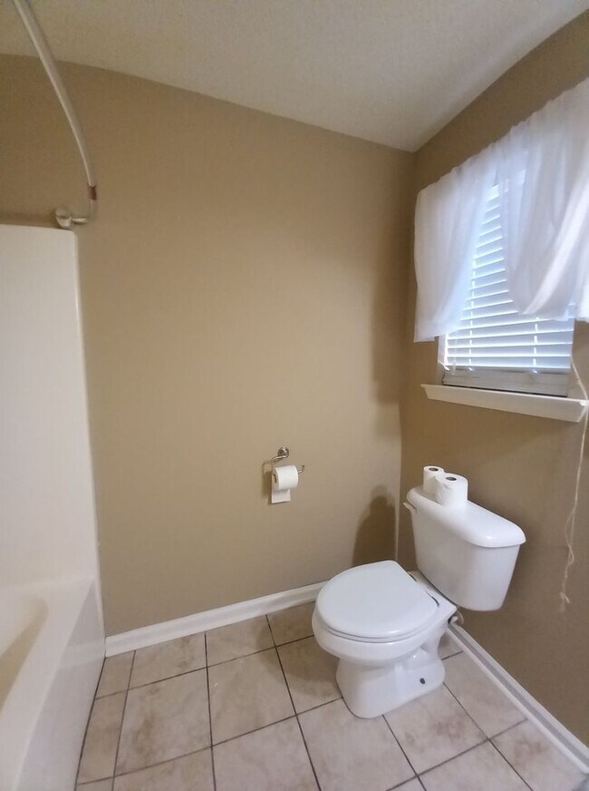 Building Photo - 2225 Redwood Dr
