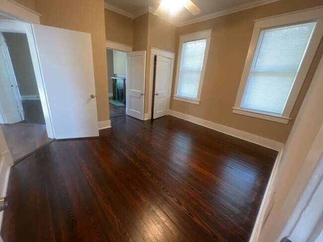 Building Photo - 1860/1862 Court Avenue