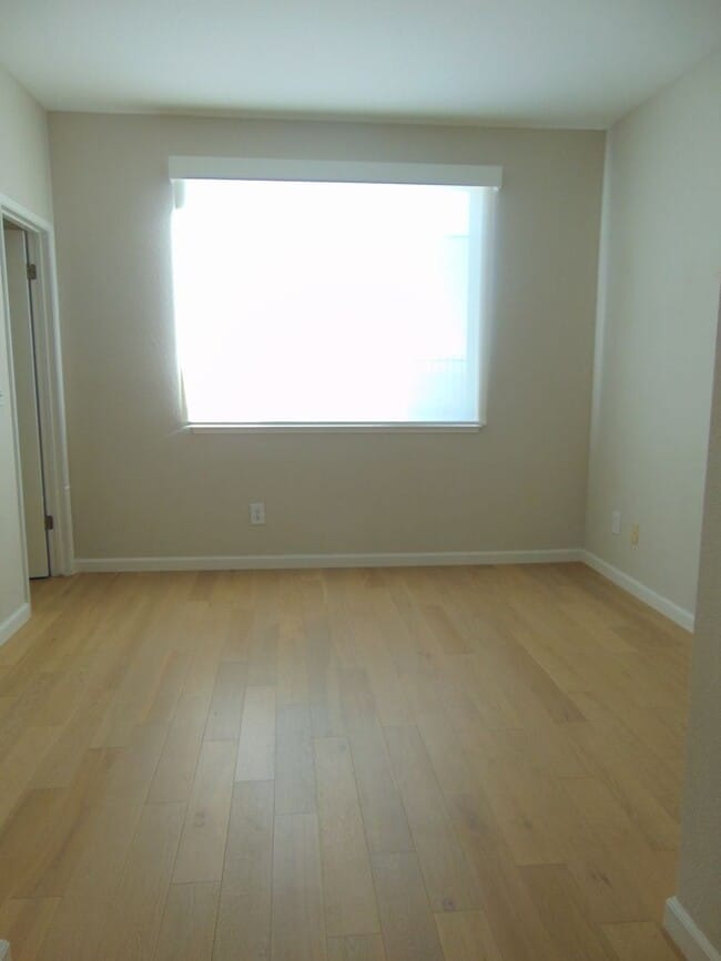 Building Photo - Gorgeous 2 story home available now in Gat...