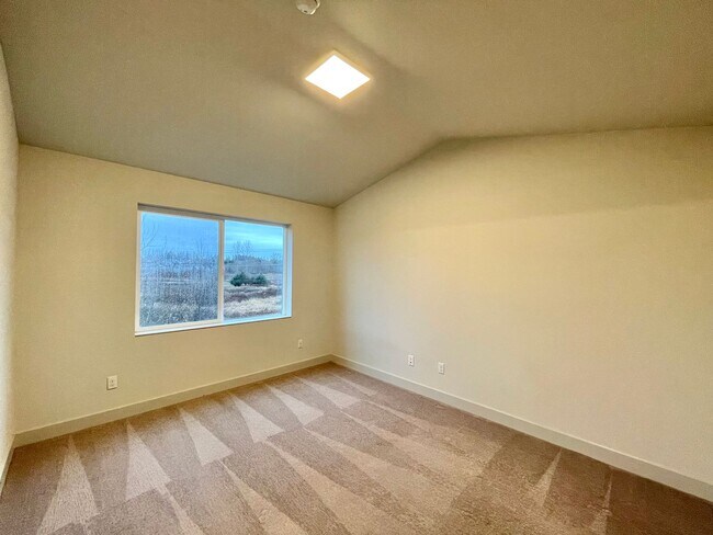 Building Photo - Great TownHome For Rent