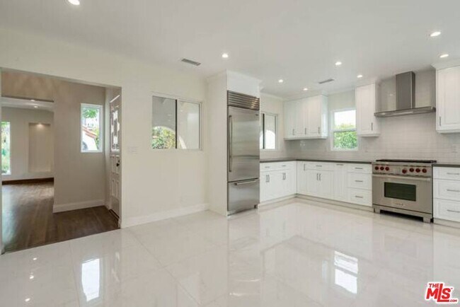 Building Photo - 10634 Wellworth Ave