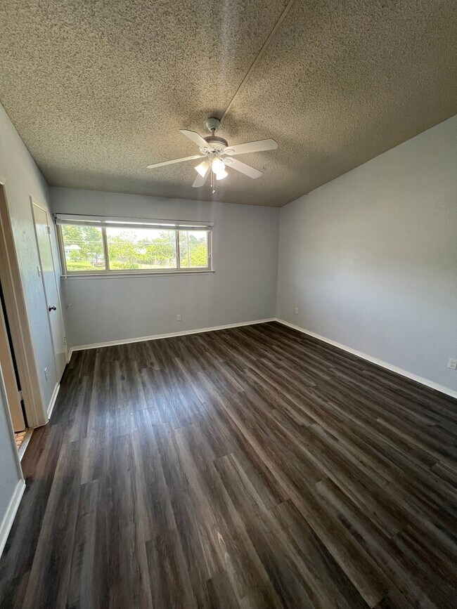 Building Photo - 3 Bedroom Condo Available Now
