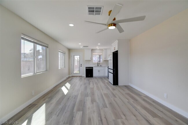 Building Photo - 4401 Vía Torino