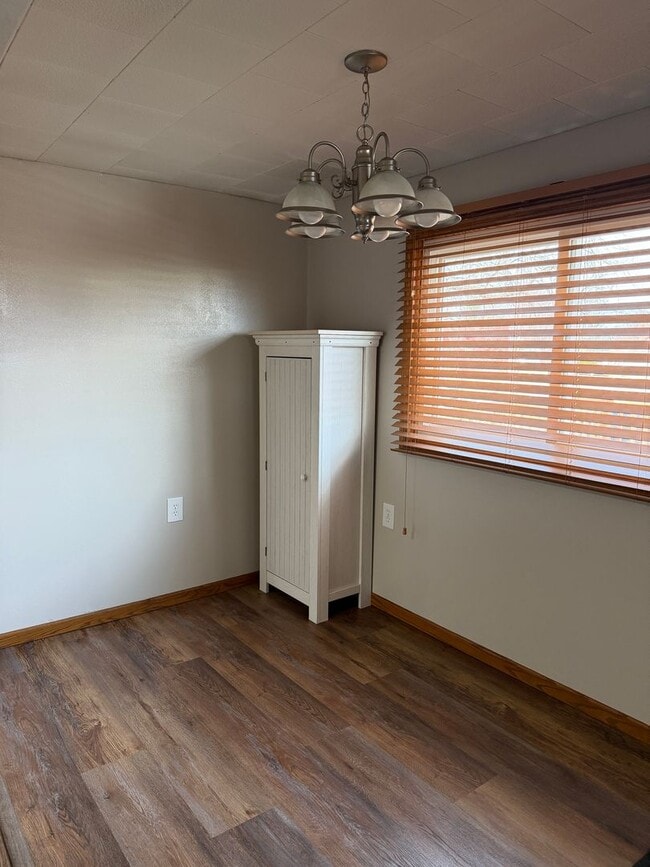 Building Photo - 3 Bed, 2 Bath Home with Garage