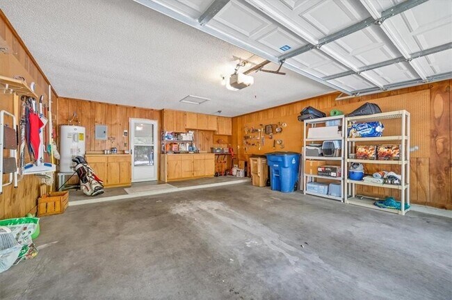 Building Photo - 7211 Lakewood Dr