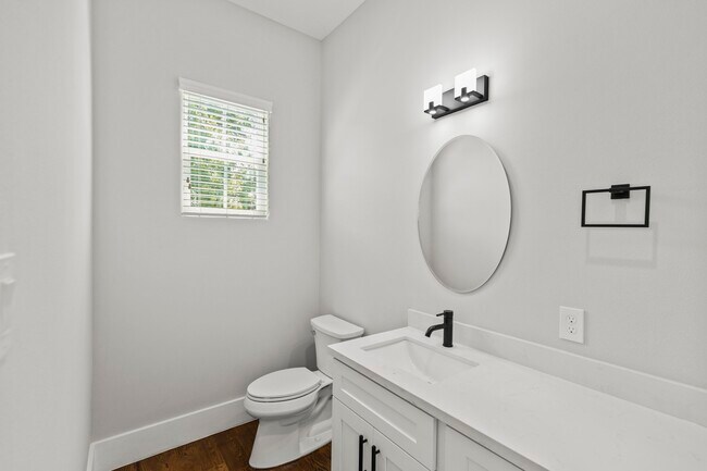 Building Photo - 1421 W 23rd St