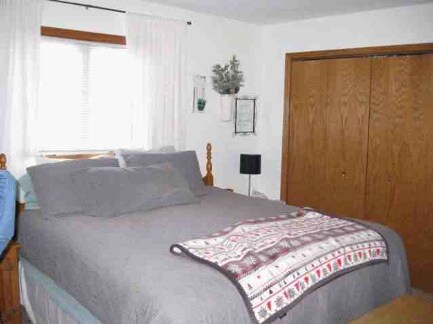 bedroom - 1810 Queensbury Dr