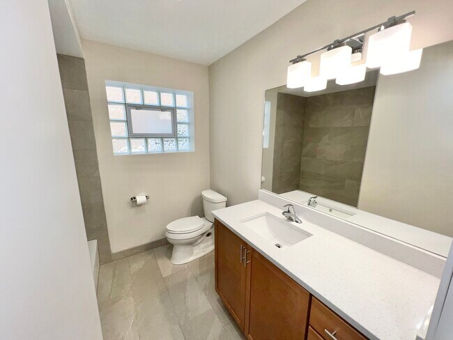 Building Photo - 5547 N Central Ave