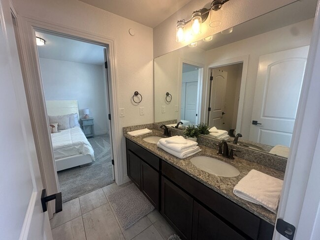 Building Photo - End unit FURNISHED Townhouse in Victory Ridge