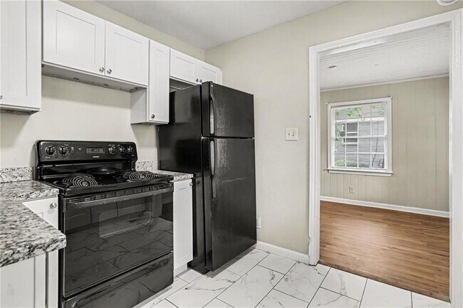 Building Photo - 3743 Poplar Dr