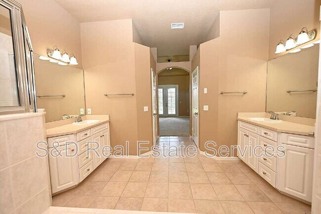 Building Photo - 2618 High Ridge Dr