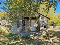 Building Photo - Charming Bungalow-Style Two-Bedroom, One-B...