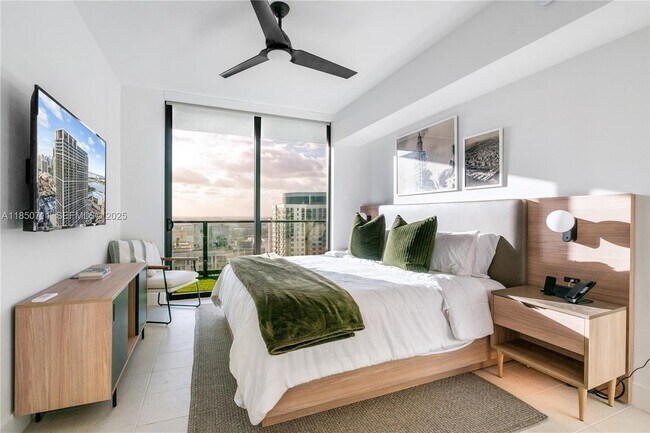 Building Photo - 601 NE 1st Ave