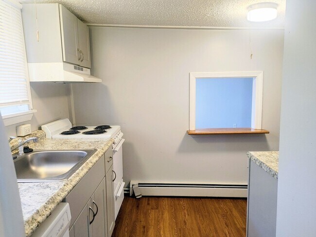 Building Photo - 65 Curve St