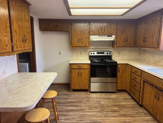 Building Photo - New paint, New flooring, New appliances in...