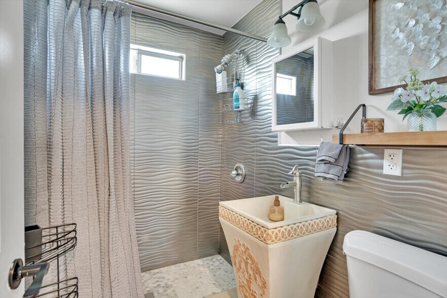 Building Photo - 1138 W 52nd St