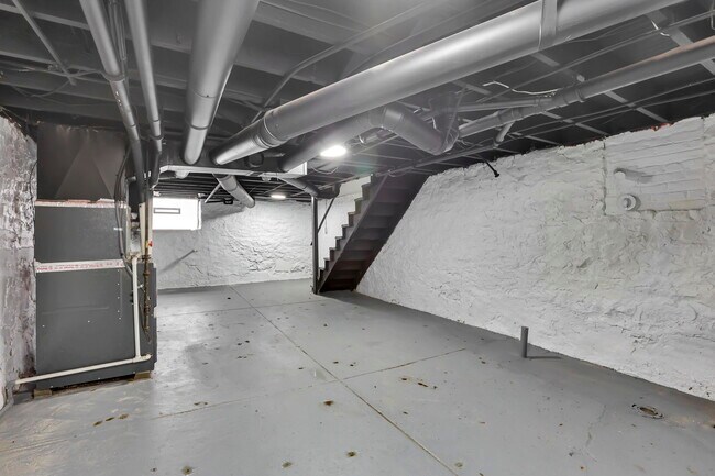 Building Photo - 1010 Bruck St