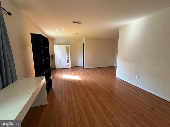Building Photo - 103 Russell Ln