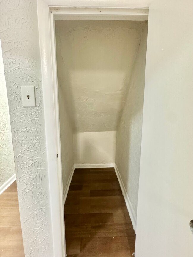 Building Photo - 5027 Walnut St