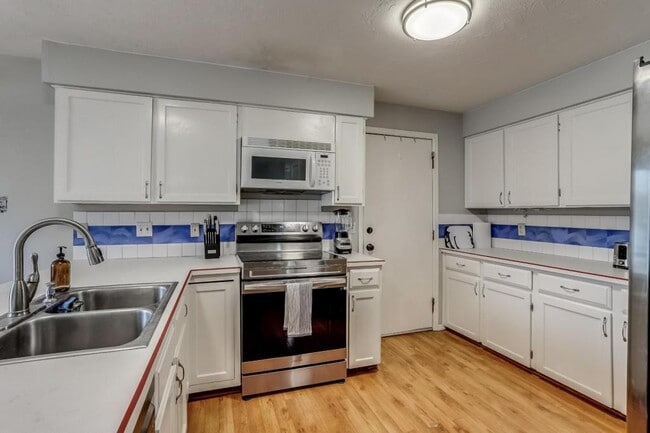 Building Photo - 3149 Oak Cir N