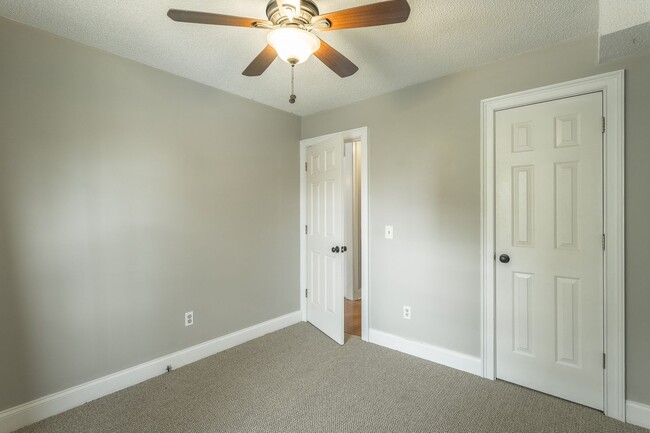 Building Photo - 3 bedroom, 2 bathroom home in the Southside!