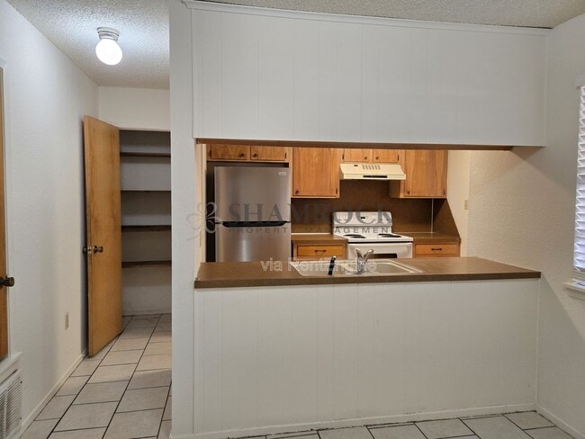 Building Photo - 910 Lancelot Cir