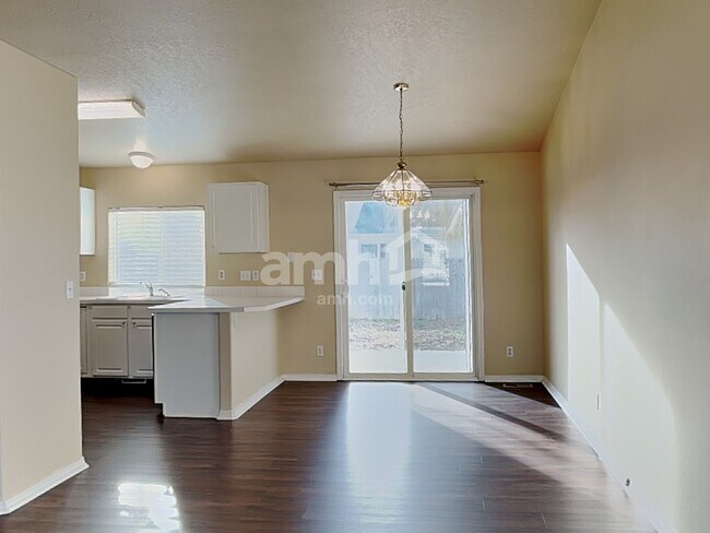 Building Photo - 1914 Cambridge St