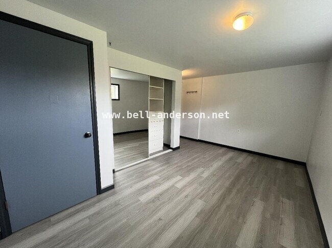 Building Photo - Ready to Move In, Mother-in-law Unit!
