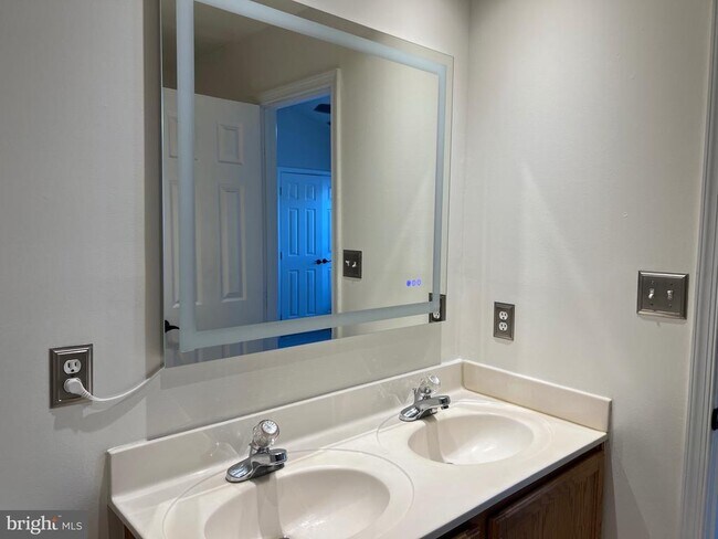 Building Photo - 5925 Kirkcaldy Ln