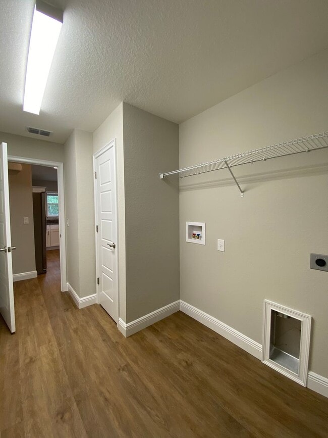 Building Photo - Custom Home - Desirable SE Ocala Neighborh...