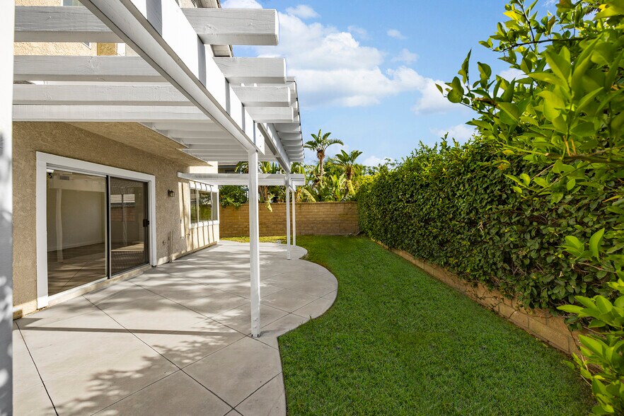 Building Photo - 6718 Vanderbilt Plz
