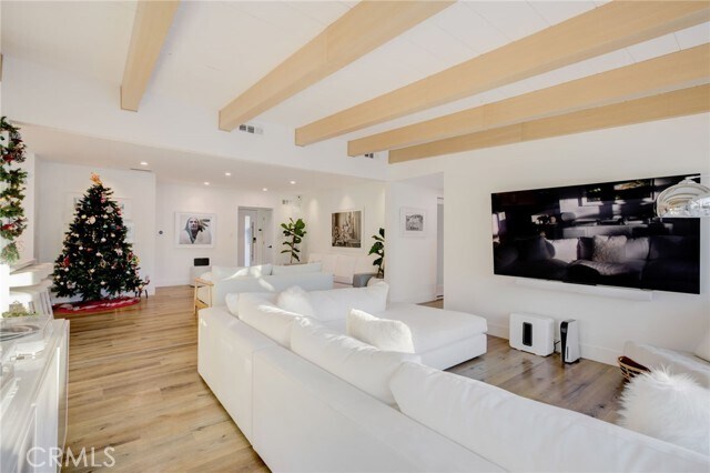 Building Photo - 8161 Encino Ave