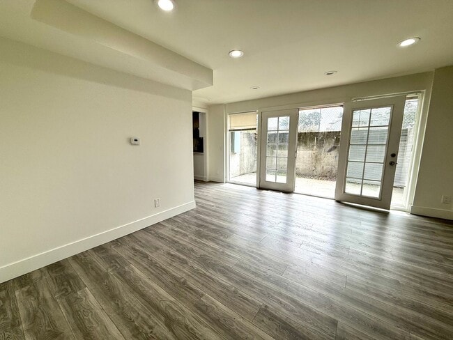Building Photo - Stylish 2-Bed Tacoma Home