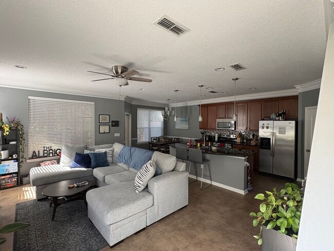 Building Photo - 496 Walnut Dr