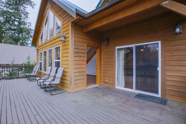 Building Photo - Lovely Home and Property Located on Honeymoon Lake!