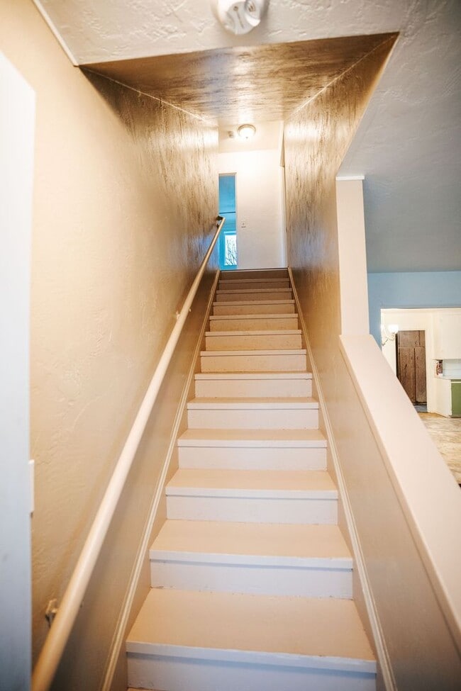 Building Photo - Spacious 4-bedroom, 2-bath single-family home located in a desirable Eureka neighborhood near Hen...