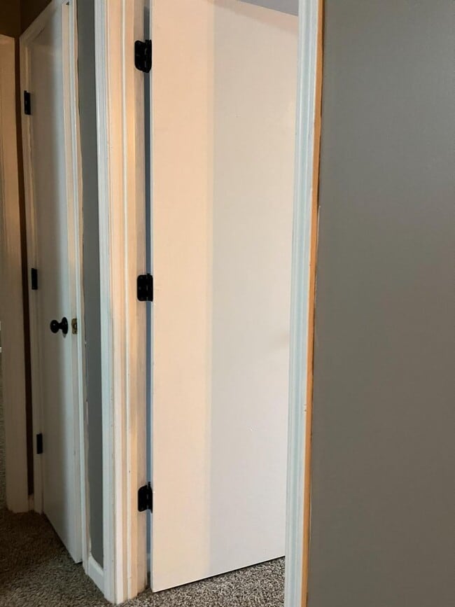 Building Photo - 3 bed 2.5 bath townhome off Bob Billings!