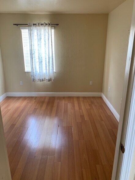 Building Photo - 1335 W 68th St