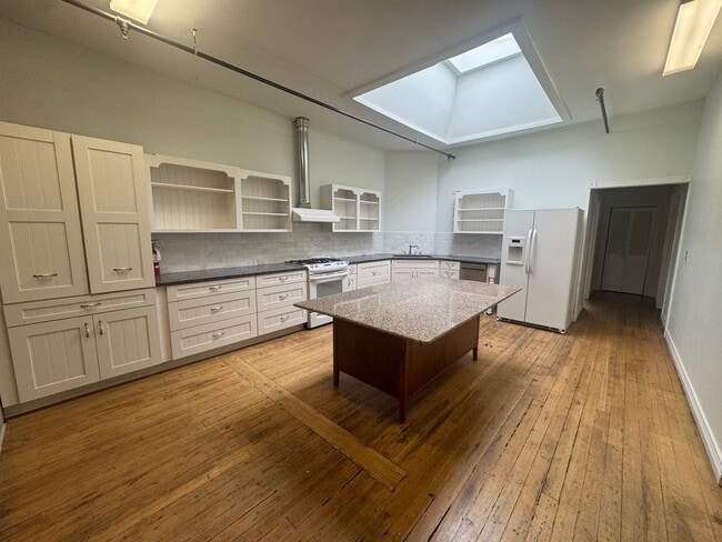 Building Photo - 811 Cook Building