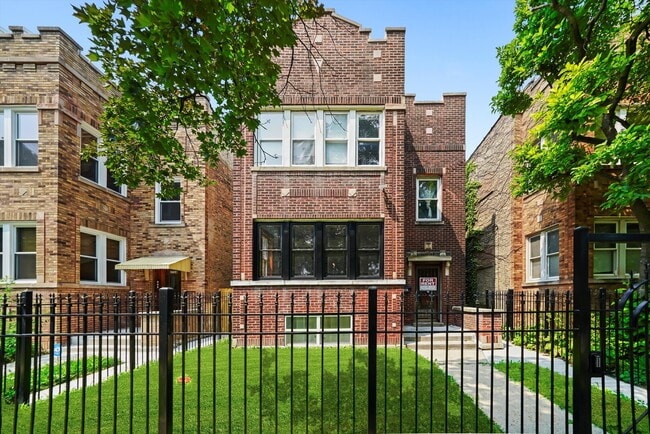 Primary Photo - 2726 N Harding Ave