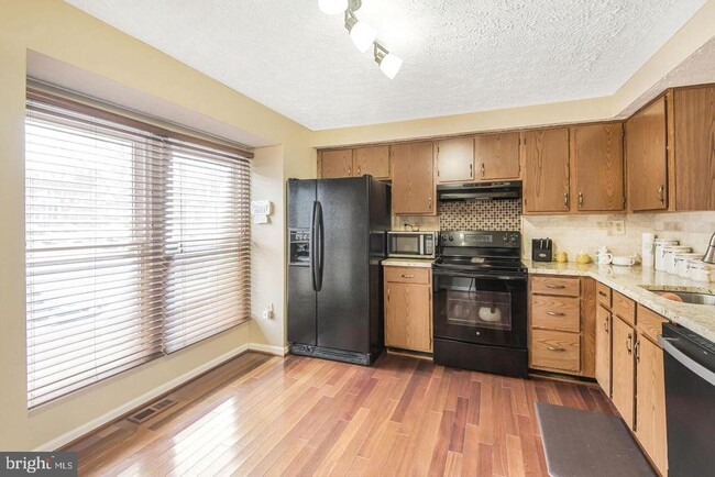 Building Photo - 6121 Cedar Wood Dr