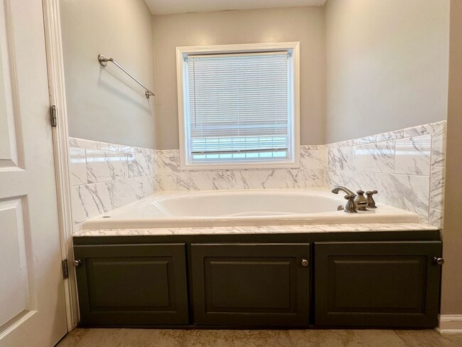 Building Photo - Available NOW -104 Planters Court