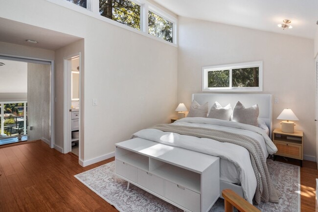Building Photo - Mercer Island Condo